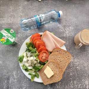 Dieta z ograniczeniem łatwoprzyswajalnych węglowodanów  Chleb Graham Masło extra Jajko w sosie tatarskim Kawa zbożowa z mlekiem Kefir Woda mineralna Pomidor Filet zapiekany drobiowy